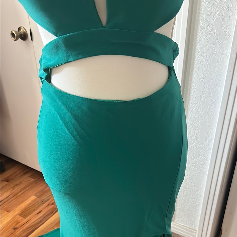 Elegant Green Evening Gown - Picture 4 of 13